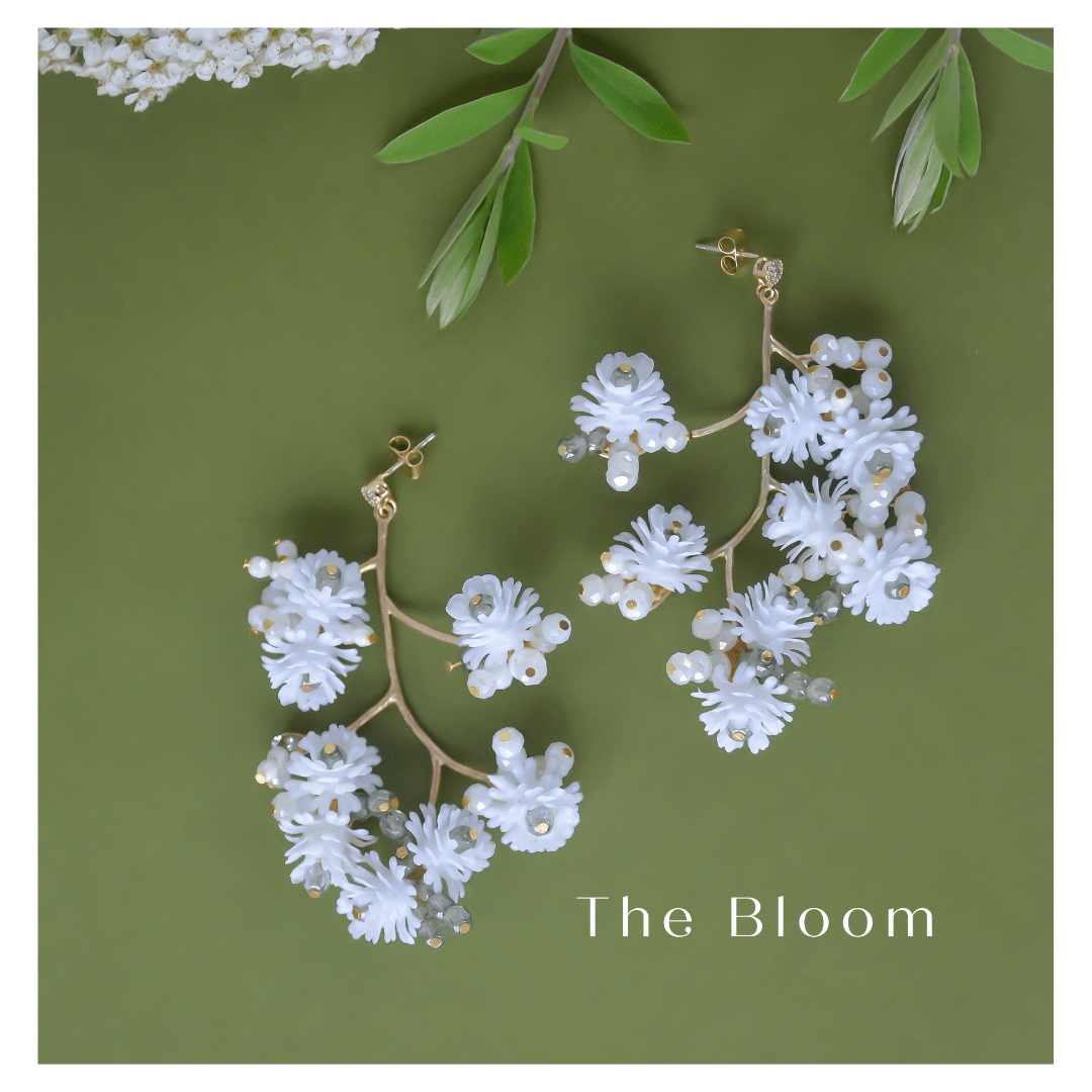Bloom fehér-khaki virágos faág fülbevaló
