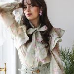 Inventino look virágos zsálya blúz