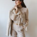 Inventino look bézs fodros blúz