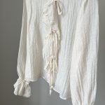 Inventino look bézs fodros blúz