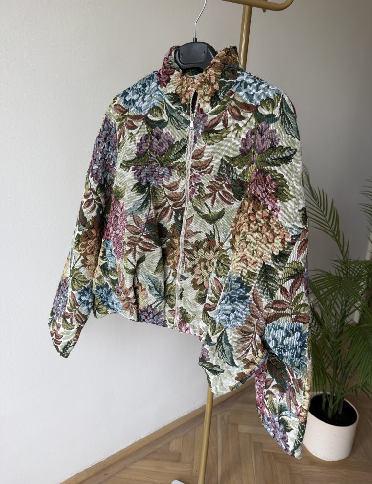 inventino look virágos bomber