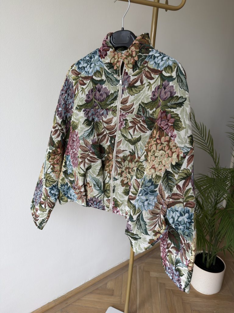 inventino look virágos bomber
